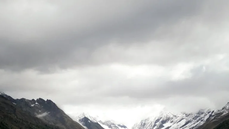 Vista aérea de Blatten, Suiza, tras el colapso glaciar causado por el calentamiento global en los Alpes.
