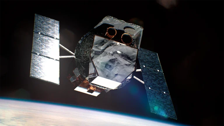 Telescopio espacial Swift durante misión científica de observación del universo