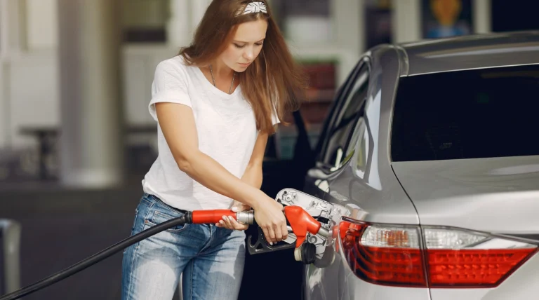 Automóviles a gasolina circulando en una autopista de Estados Unidos bajo cielo urbano gris