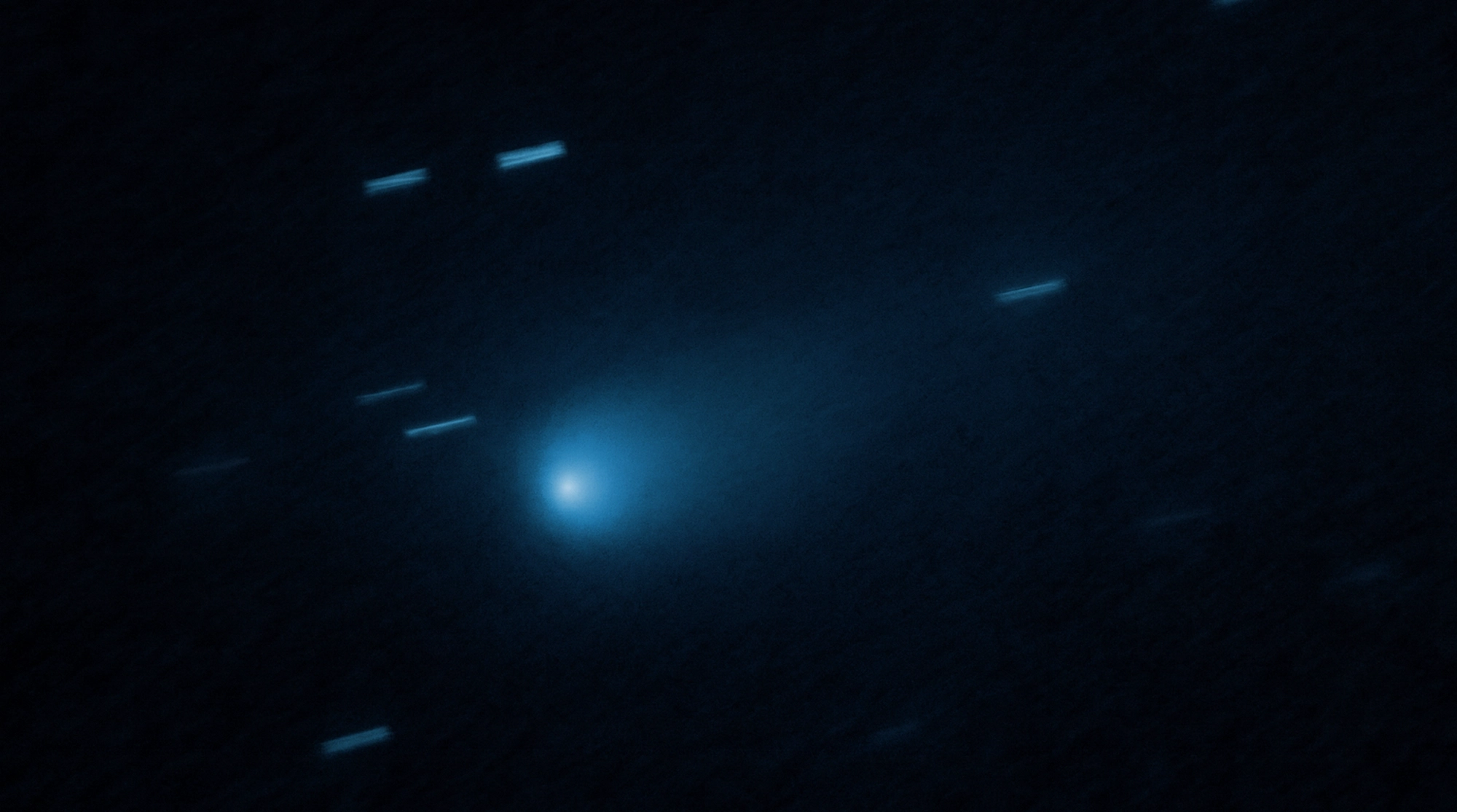 Representación realista del cometa 3I/ATLAS emitiendo chorros de gas y polvo en el espacio