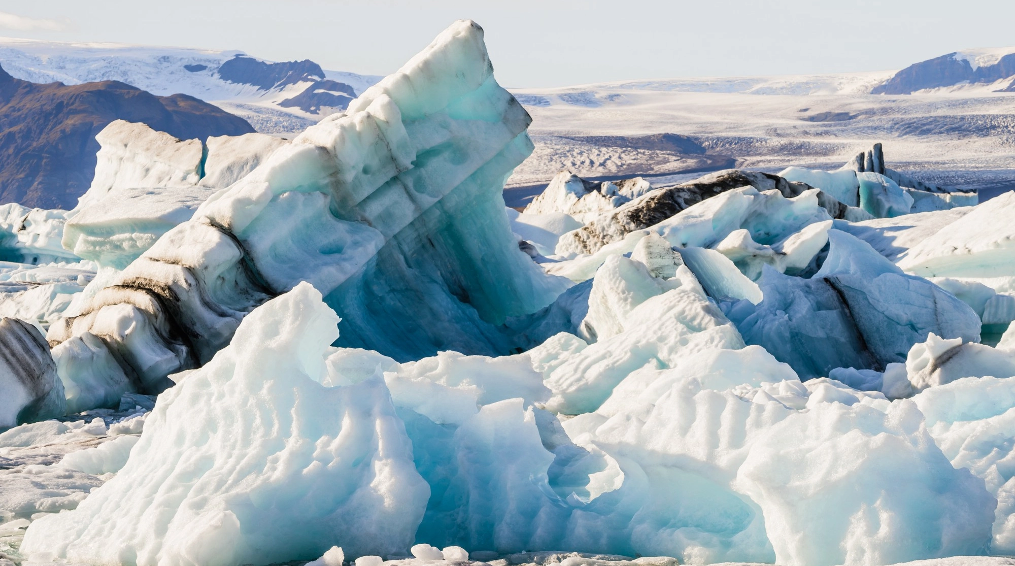 Bloques de hielo glaciar fracturados en una región polar, mostrando el derretimiento y retroceso del glaciar