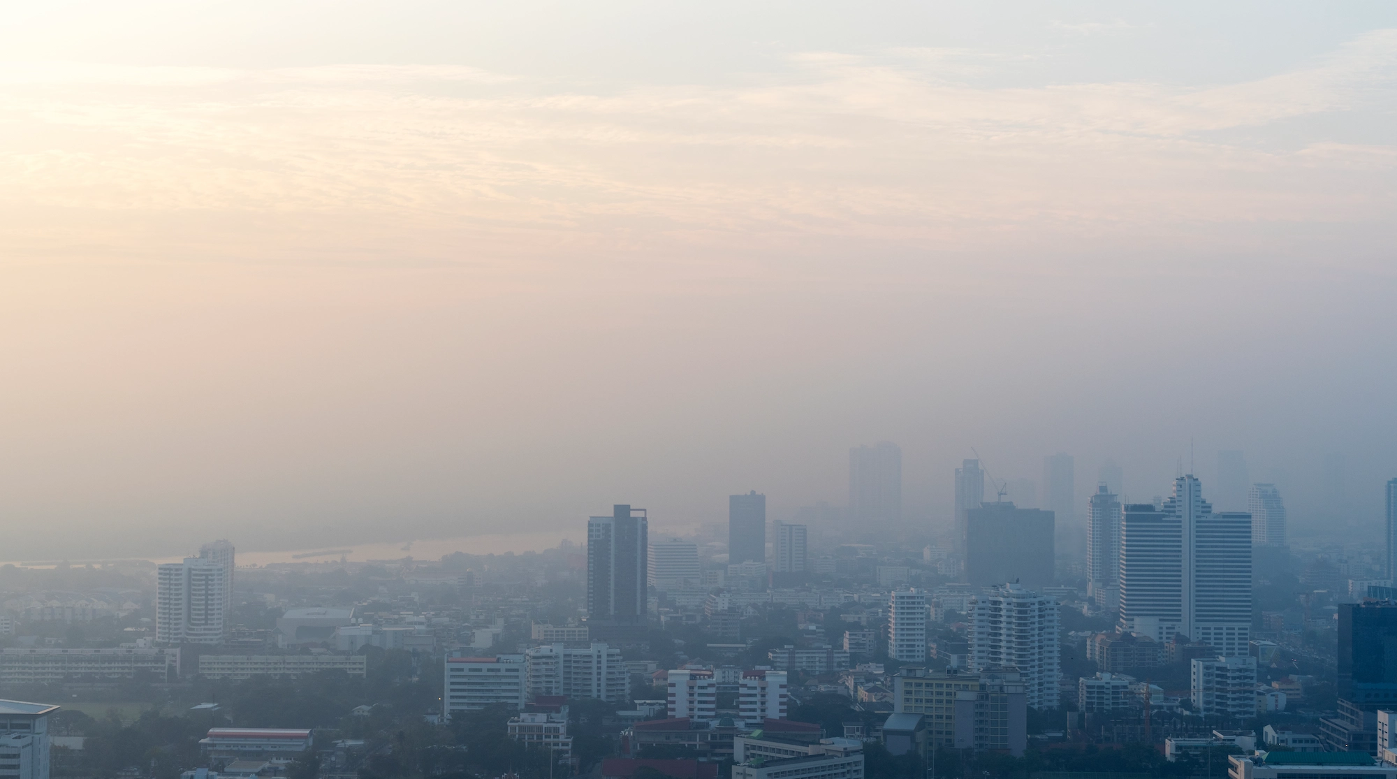 Contaminación atmosférica en una ciudad moderna, relacionada con la presencia de microplásticos en el aire que respiramos a diario