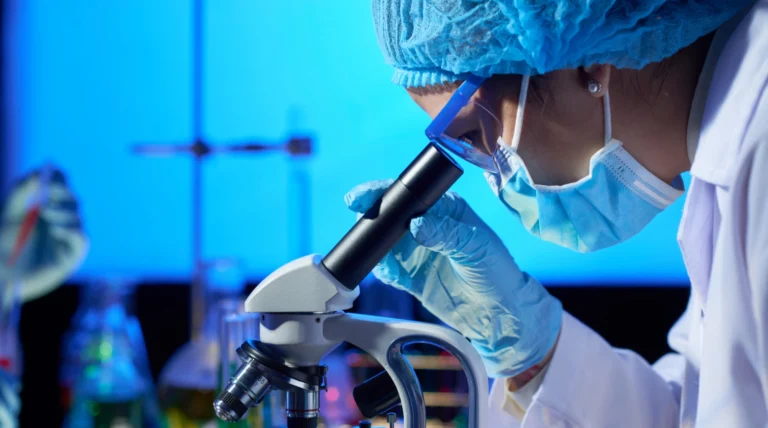 Científica observando muestras de ADN en laboratorio durante un experimento que mostró un comportamiento inesperado del material genético