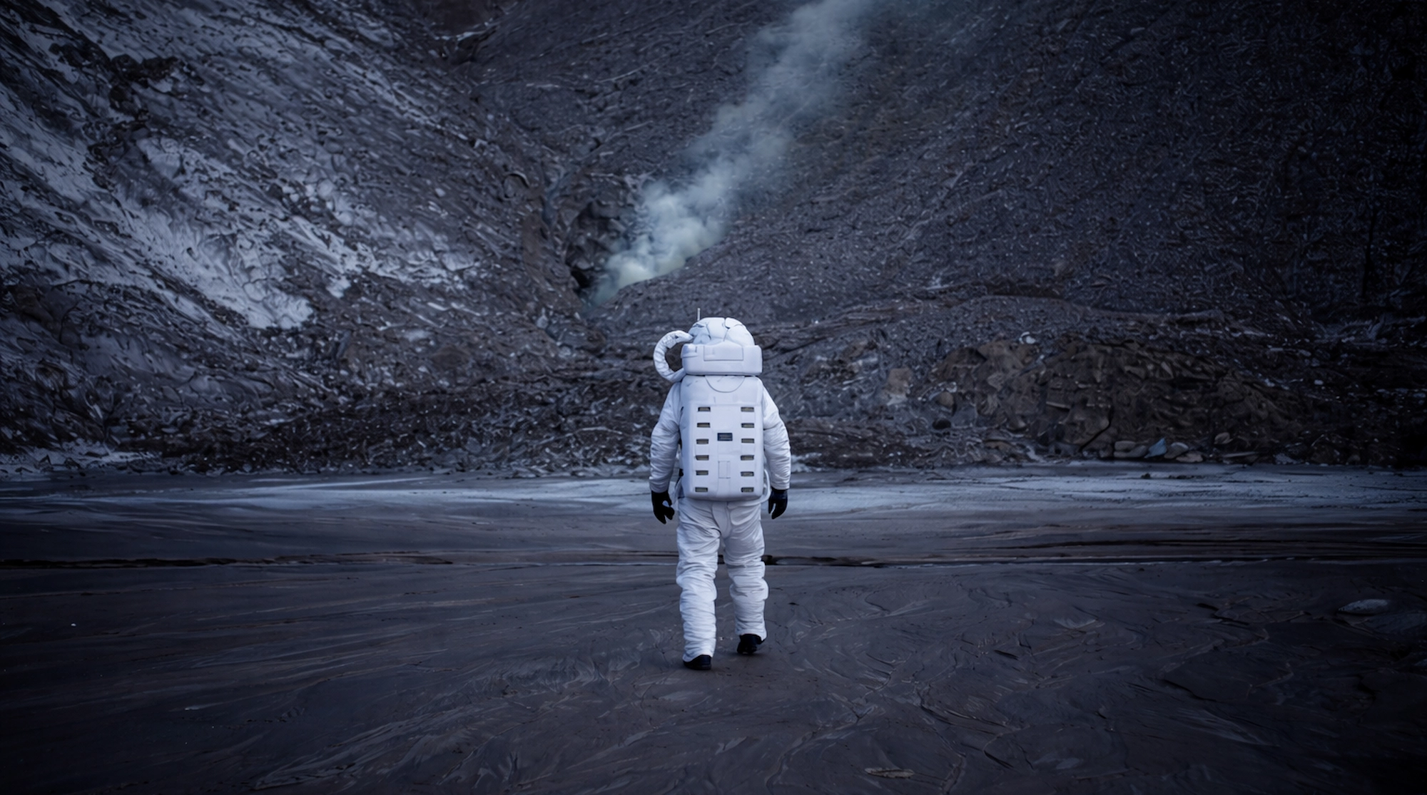 Astronauta caminando en un entorno extremo que representa la exposición del cuerpo humano a la radiación espacial fuera de la Tierra