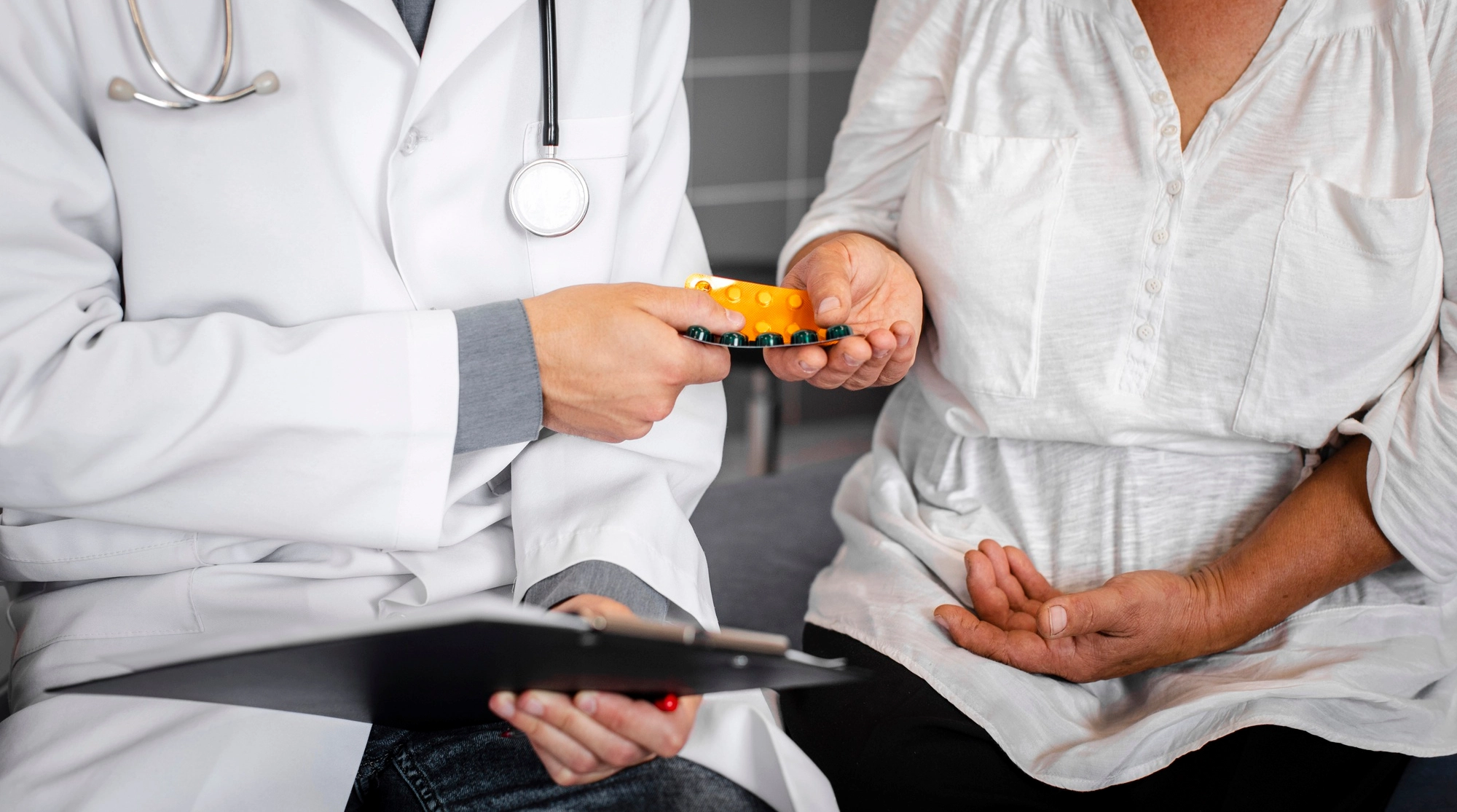 Médico entregando medicamentos a una paciente para explicar por qué el cuerpo humano no responde igual a los tratamientos médicos