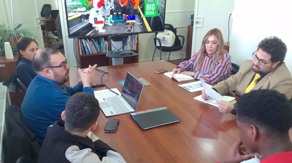 Integrantes de Nobeles Australes en reunión con representantes de energía sobre proyectos de educación científica en Magallanes