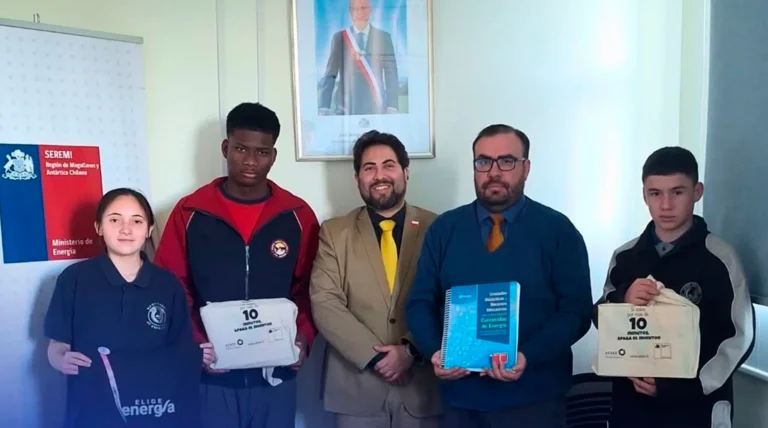 Integrantes de Nobeles Australes junto a representantes de la Seremi de Energía de Magallanes recibiendo material educativo