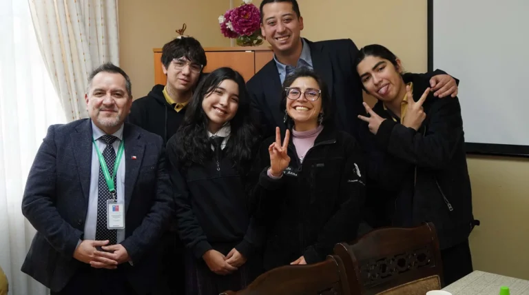 Estudiantes de Paillaco junto a autoridades durante la presentación de proyectos de innovación escolar en la Región de Los Ríos.