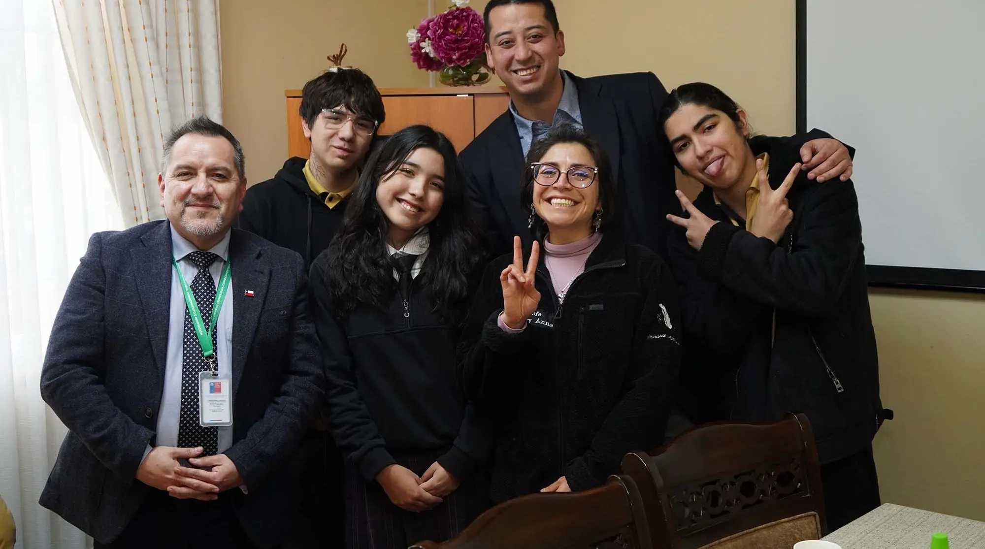 Estudiantes de Paillaco junto a autoridades durante la presentación de proyectos de innovación escolar en la Región de Los Ríos.
