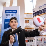 Estudiante presenta una investigación sobre IA que detecta autismo y TDAH mediante el análisis de imágenes de la retina.